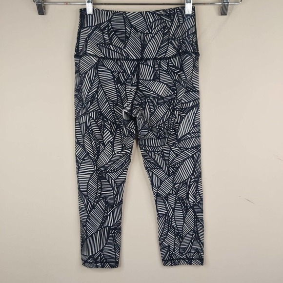 Lululemon x Soulcycle Leggings Black White Leaf Cropped Roll Down - Picture 7 of 9